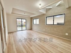 大きな掃き出し窓のあるリビングは、陽光あふれる明るい空間です。ゆったりと寛げる憩いの場となりそうです。