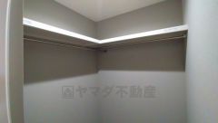 収納力豊富なウォークインクローゼット。洋服や小物などを1箇所にまとめて美しい収納を実現します。