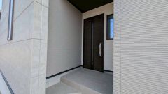 玄関は奥まっていて、人の出入りが見えにくいので防犯面も安心です。玄関には屋根があるので雨の日も安心してカバンの中から鍵が探せますね。