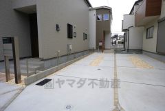 駐車スペースは2台分。マイカー用に、来客用に、ご利用いただけます。自転車やバイク置場としても重宝しますね。