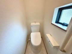 ウォシュレット付きトイレです。1階2階の2ヶ所にトイレがあるので、忙しい朝にもゆとりができますね＾＾ 温水洗浄便座リモコン付き。