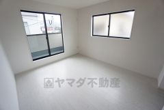 2面採光を確保した明るい室内は、風通しも良く、大変居心地の良い空間となっております。寝室としてもおすすめです。