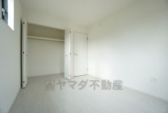 暖かい日差しが差し込む洋室。たっぷり収納できるクローゼット付きでお部屋の中をすっきりと快適に保てます。