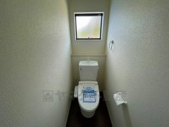 温水洗浄機付トイレです。節水機能もあるので、安心して使えますね。もちろん、1階2階の2ヶ所にトイレがあるので、忙しい朝にもゆとりができますね。