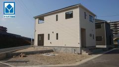 カースペースは3台分確保(車種による) ご夫婦で1台ずつ所持されているご家庭も、来客時も安心ですね