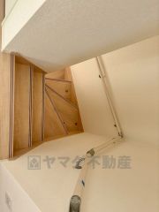 踏み場の広い手摺付き階段です。