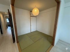 リビングからの続き間として和室をご用意しました＾＾普段はリビングとつなげて開放的なスペースとして。来客時には客間としてお使いいただけます。（CGによるイメージとなります。）