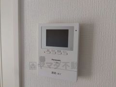 防犯性もばっちり、TVモニター付きインターホン完備。大きなモニターで玄関先を確認できます。録画機能が付いているので不在時の訪問者も確認できて安心です＾＾