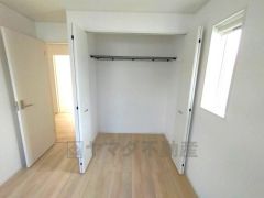 大きめのクローゼットがついた使いやすい洋室です。すっきりと整理整頓できるので気持ちよくすごせます＾＾