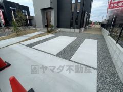 駐車スペースはゆとりある2台分を確保。マイカー用に、お客さま用に、余裕を持ってご利用いただけます。