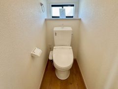 ウォシュレット付きトイレです。1階2階の2ヶ所にトイレがあるので、忙しい朝にもゆとりができますね＾＾