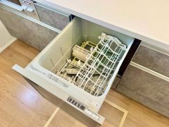 炊事時間を大幅に短縮できる食器洗浄乾燥機付きです＾＾冬場の洗い物による手荒れの悩みも軽減されますね。