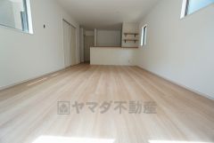 同仕様写真。現況と異なる場合は現況を優先します。 リビングダイニングを見渡せるキッチンです。家族とコミュニケーションをとりながら、楽しくお料理や片付けができそうです＾＾