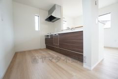 同仕様写真。現況と異なる場合は現況優先です。 収納も、作業スペースも広々と設けられた使いやすいシステムキッチンです＾＾カウンターキッチンなので、ご家族と会話をしながら楽しくお料理ができます＾＾