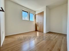 2階には寝室以外にも5.2帖の洋室が2つございます。お子様部屋とは別に収納部屋としても使えますね。