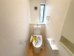 ウォシュレット付きトイレです。1階2階の2ヶ所にトイレがあるので、忙しい朝にもゆとりができますね＾＾