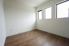 5.2帖。住む人のこだわりを活かす洋室＾＾クローゼットもあり荷物もすっきり片付けられ、ゆとりのある暮らしが出来ます＾＾