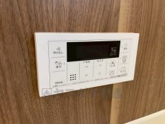 湯量・湯温の設定、そして保温までワンタッチのフルオートバス。便利な追い炊き機能付きです。