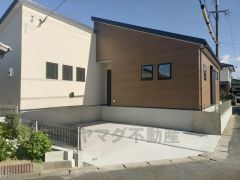 カースペースは並列で3台分＾＾並列で駐車できるのでお車を入れ替える必要もありませんね＾＾