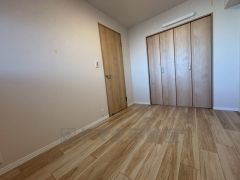 6帖の洋室。バルコニーに面して明るく、寝室としての利用もおすすめです。大型のクローゼットも完備しています。