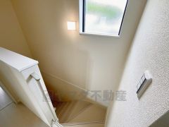 日中でも暗くなりがちな階段には、小窓を配置し採光も考えられたつくり＾＾手摺付きなので安全に上り下りできますね＾＾