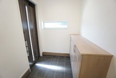 採光も考えられた明るい玄関です。たっぷり収納できるシューズBOX付きです。棚の上にお花や写真を飾っても良いですね。