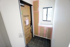 採光も考えられた明るい玄関です。棚の上にお花や写真を飾っても良いですね。