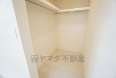 ウォークインクローゼット付き＾＾ハンガーパイプ下にボックスを置いて、枕棚を活用して、たっぷりと収納できそうです＾＾