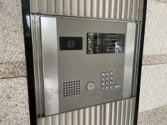 オートロックは、外部の人が自由に建物内に出入りできないため、不審者の侵入防止効果があります。