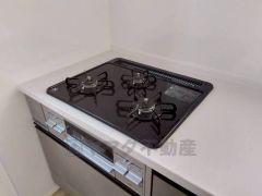 3種類の料理が同時に調理できる、3口ガスコンロ。忙しい夕食の支度時間が短縮できて効率よくお料理が楽しめます。