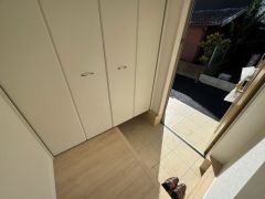採光も考えられた明るい玄関です。たっぷり収納できるシューズボックス付きなので、家族全員の靴がきれいに整頓できます。