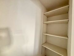キッチン後方に設けられたパントリー。広さが十分に確保されているため、大きなお皿や使用頻度の少ない調理器具なども楽々収納できますね＾＾