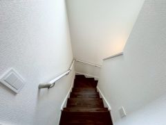 小さなお子様やご高齢の方でも安心できる、手すり付き階段。段差も低めで設定されており、安全性にも優れています。