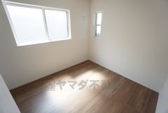 明るい洋室です。ナチュラル色のフローリングで開放的な優しい雰囲気になっています＾＾ベッドや机、ＴＶを置いてもゆとりのある広さです。