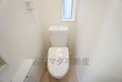 温水洗浄機付トイレです。節水機能もあるので、安心して使えますね。もちろん、1階2階の2ヶ所にトイレがあるので、忙しい朝にもゆとりができますね。