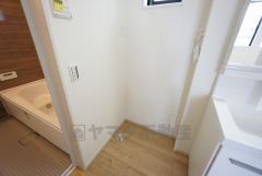 ランドリースペース上部には窓も付いており換気に便利です＾＾