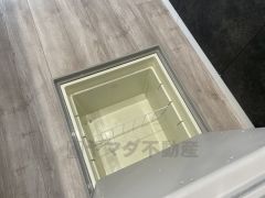 キッチンには床下収納を設けています。生活スペースを減らさず、キッチン用品や非常食など様々なものを収納できます。