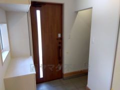 採光も考えられた明るい玄関です。たっぷり収納できるシューズBOX、土間収納付きです。棚の上にお花や写真を飾っても良いですね。