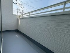 陽当たりの良いバルコニーです。お洗濯やお布団干しはもちろん、日光浴スペースにも。足元は防水工事施工済です。