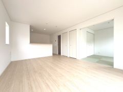 家族が集まる開放的なリビング。思い思いの時間を過ごしたり食事をしたり、素敵な団らんの場になりますね。