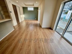 おしゃれなキッチンを中心とした開放的なリビング。お友達や親せきをお招きするのも楽しみです