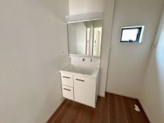 洗面台、洗濯機置き場、バスルームが連なっている、生活導線の考えられた作りになっています。