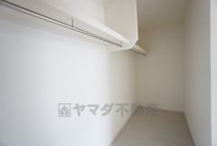 ウォークインクローゼット付き＾＾ハンガーパイプ下にボックスを置いて、枕棚を活用して、たっぷりと収納できそうです＾＾