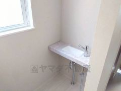 洗面台とは別にトイレ横に手洗い場があります。