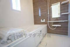 1日の疲れを癒すくつろぎのバスルーム。足を伸ばしてもゆったりと入れるサイズです。お子様と一緒にお風呂に入っても狭くないですね^^