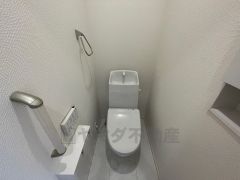 温水洗浄機付トイレです。節水機能もあるので、安心して使えますね。