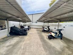 バイク置き場。
