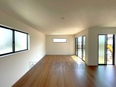 大きな掃き出し窓のあるリビングは、陽光あふれる明るい空間です。ゆったりと寛げる憩いの場となりそうです。