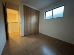 大きめのクローゼットがついた使いやすい洋室です。すっきりと整理整頓できるので気持ちよくすごせます＾＾
