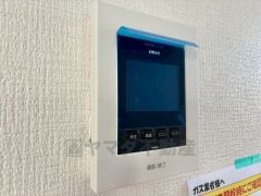 防犯性もばっちり、TVモニター付きインターホン完備。大きなモニターで玄関先を確認できます。録画機能が付いているので不在時の訪問者も確認できて安心です＾＾